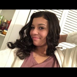 Meet your Posher, Elisea